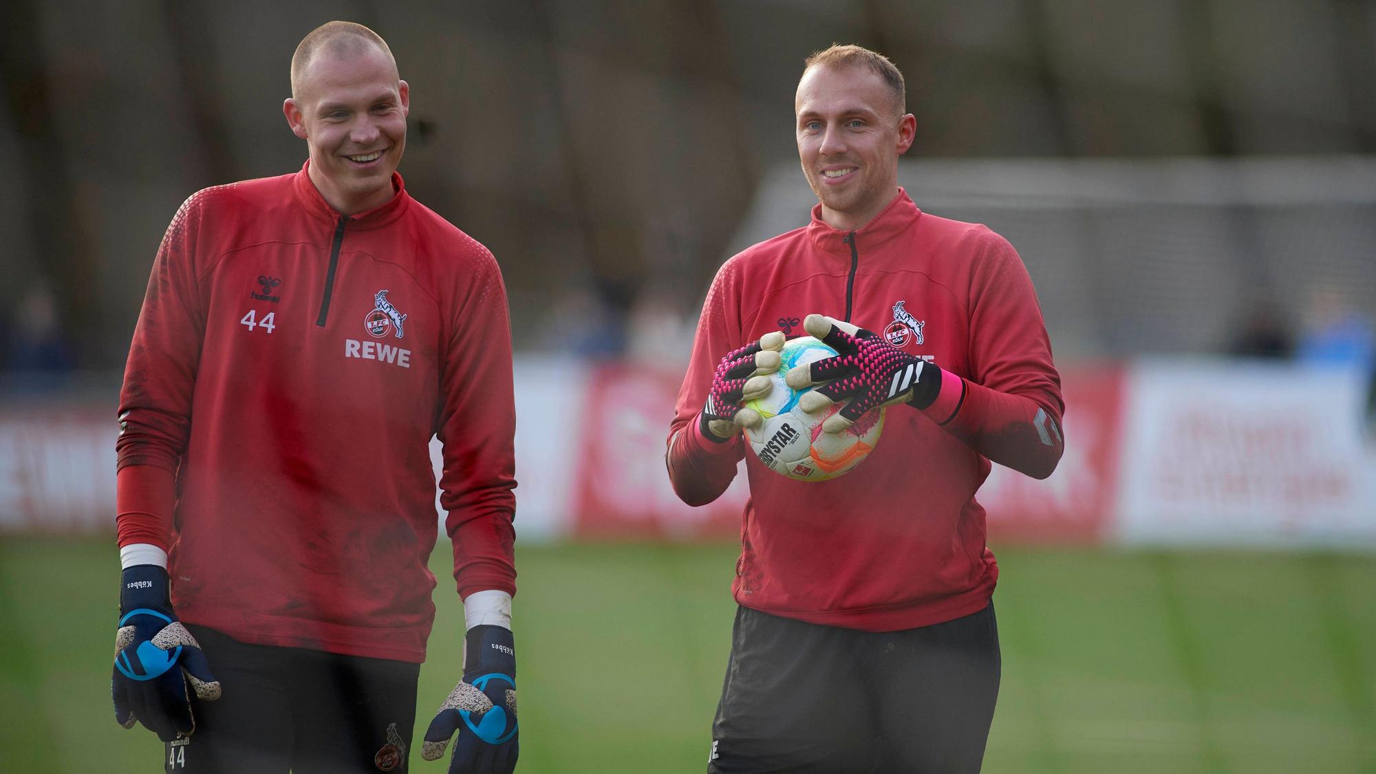 Matthias Köbbing und Marvin Schwäbe lachen beim Training des 1. FC Köln.