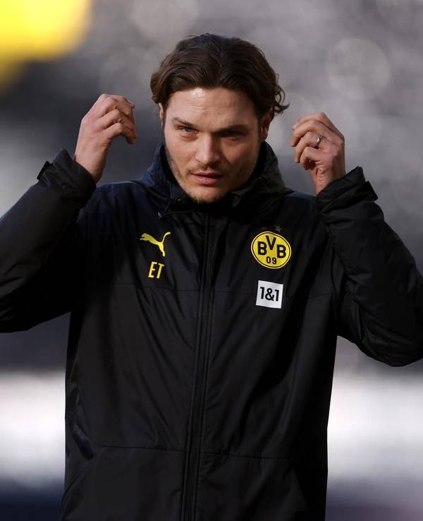 BVB-Trainer Edin Terzic hält die Hände parallel zum Kopf.