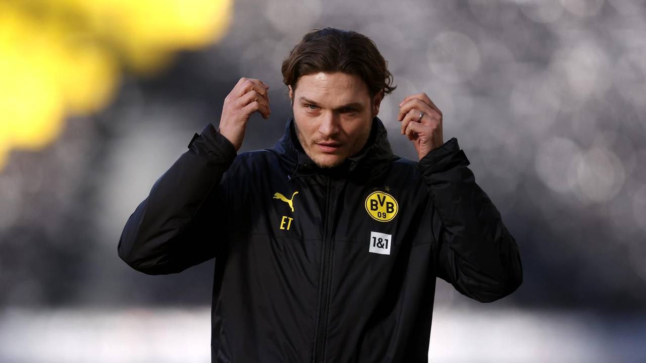 BVB-Trainer Edin Terzic hält die Hände parallel zum Kopf.