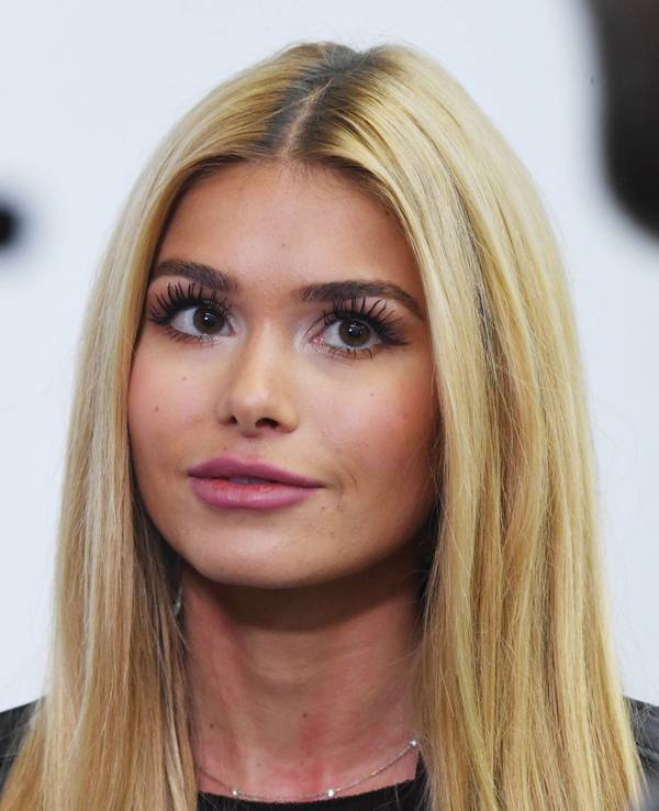 24.01.2019, Baden-Württemberg, Karlsruhe: Der Instagram-Star Pamela Reif wartet im Landgericht Karlsruhe auf den Beginn ihrer Verhandlung.
