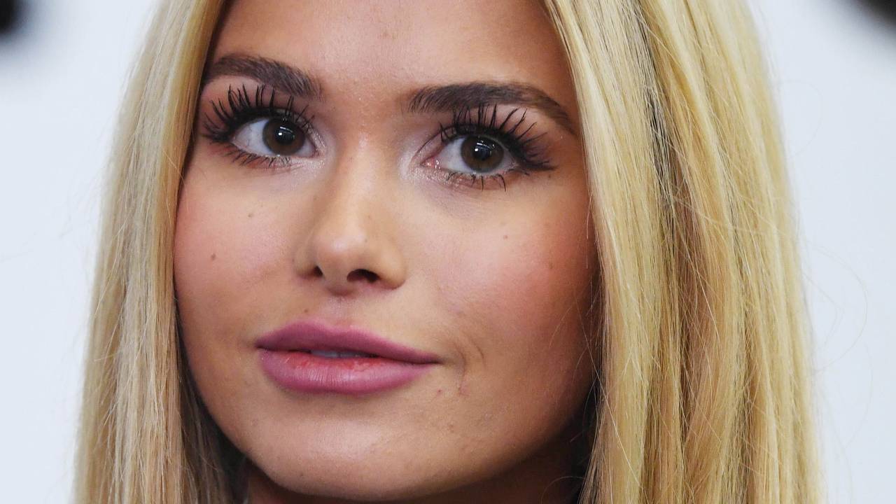 24.01.2019, Baden-Württemberg, Karlsruhe: Der Instagram-Star Pamela Reif wartet im Landgericht Karlsruhe auf den Beginn ihrer Verhandlung.