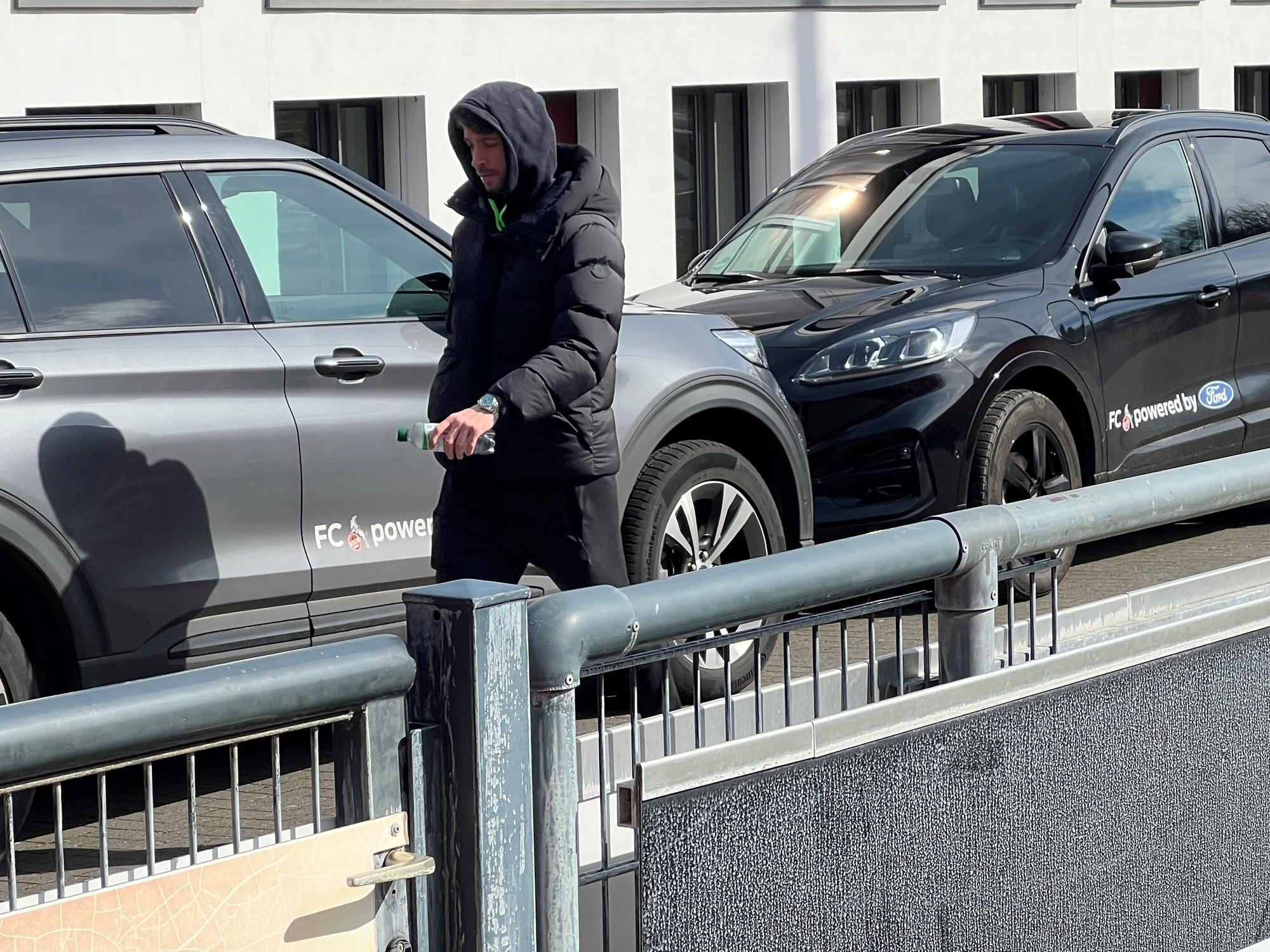 Mark Uth geht am Geißbockheim zu seinem Auto.