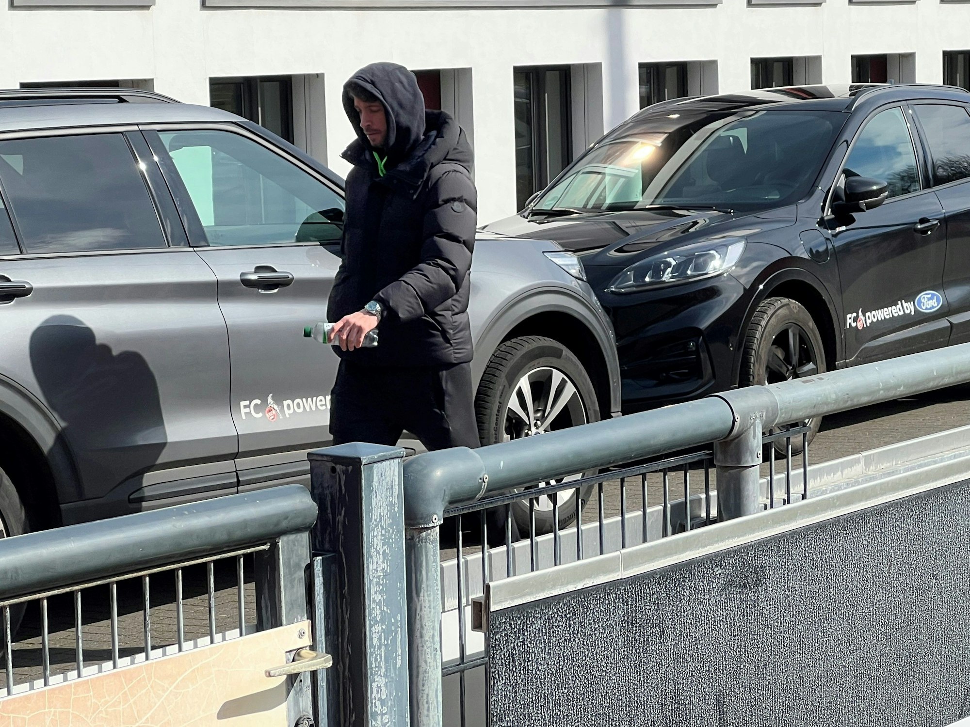 Mark Uth geht am Geißbockheim zu seinem Auto.