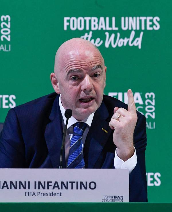 Mit erhobenem Zeigefinger: Gianni Infantino spricht nach seiner Wiederwahl auf einer Pressekonferenz.