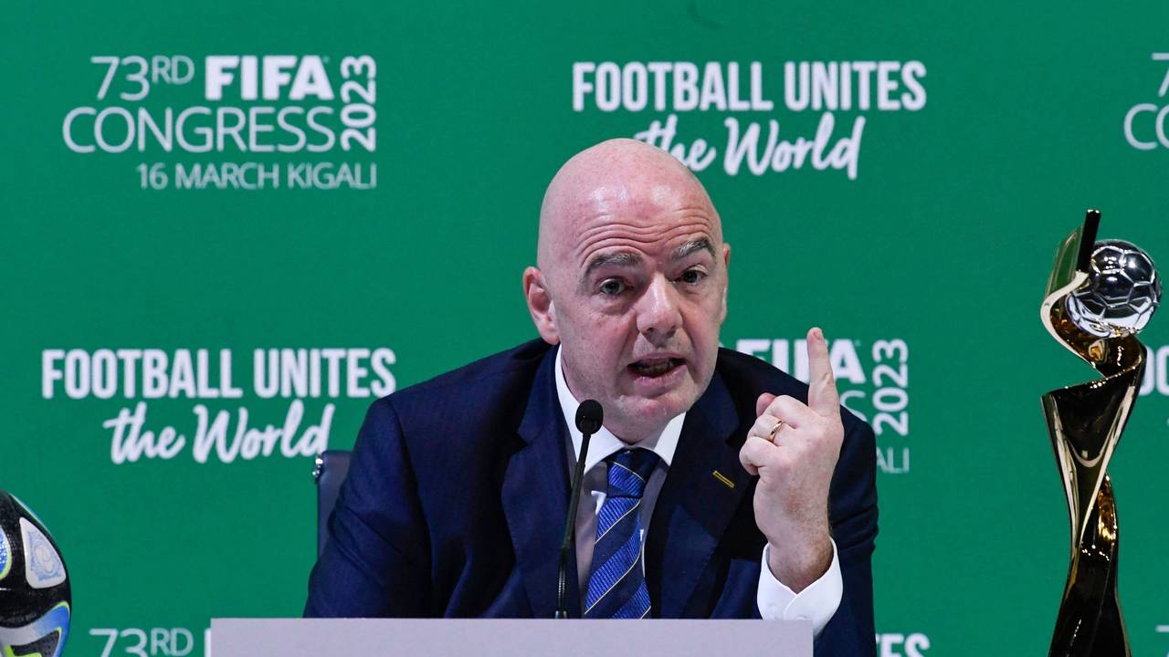 Mit erhobenem Zeigefinger: Gianni Infantino spricht nach seiner Wiederwahl auf einer Pressekonferenz.