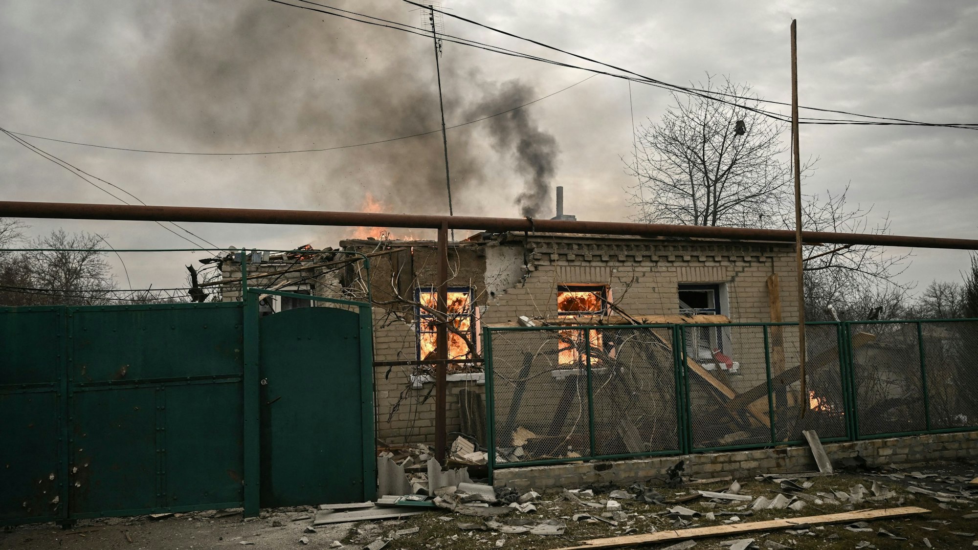 Ein Haus in Tschassiw Jar in der Nähe von Bachmut brennt nach einem Artillerieeinschlag.