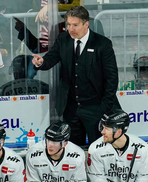 SAP-Arena in Mannheim: Kölns Trainer Uwe Krupp gestikuliert hinter der Bande.