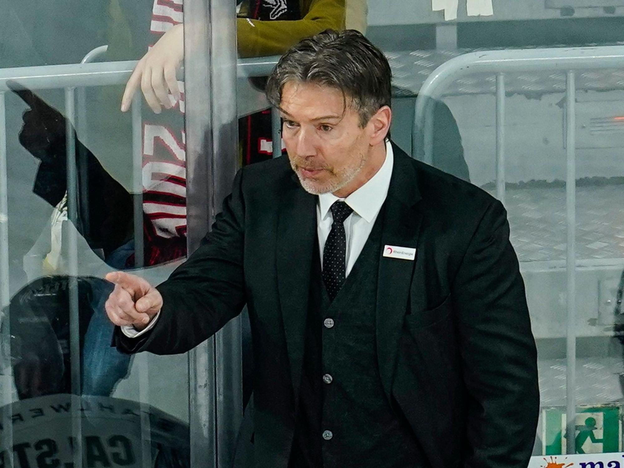 SAP-Arena in Mannheim: Kölns Trainer Uwe Krupp gestikuliert hinter der Bande.