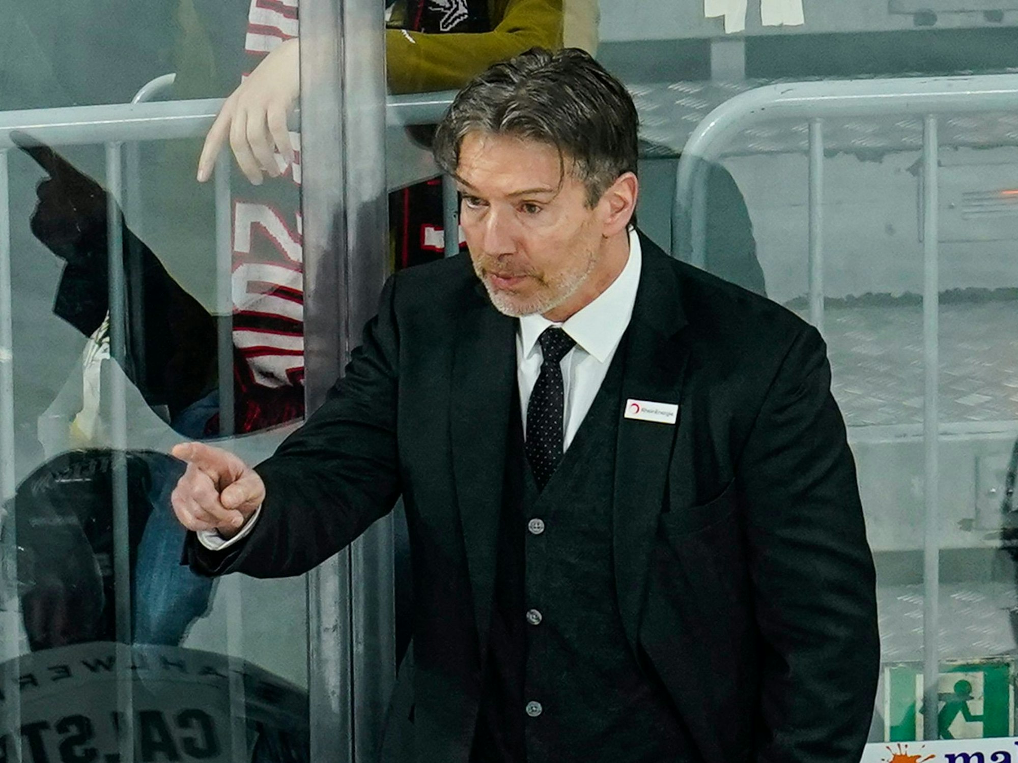 SAP-Arena in Mannheim: Kölns Trainer Uwe Krupp gestikuliert hinter der Bande.