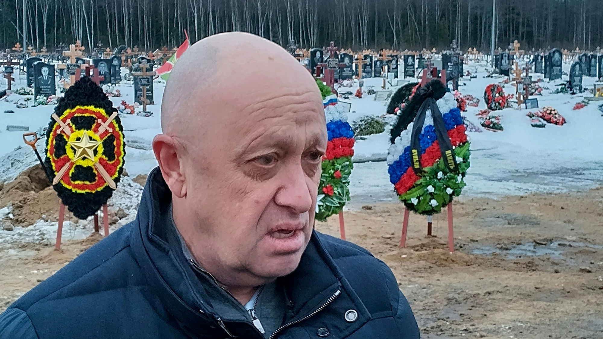 Wagner-Chef Jewgeni Prigoschin nimmt Ende Dezember 2022 an einer Beerdigung von einem seiner Wagner-Kämpfer außerhalb von St. Petersburg teil.