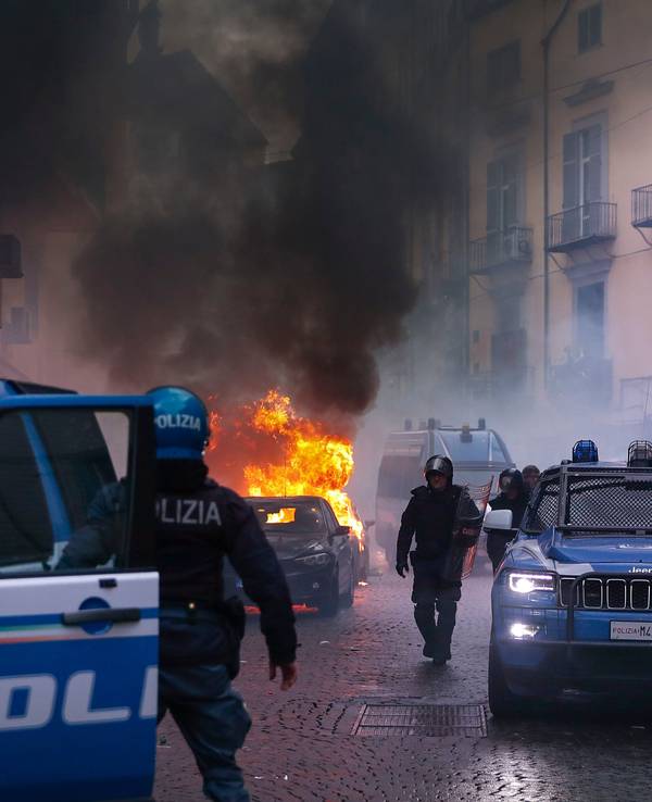 Vermummte Hooligans haben vor dem Spiel auf einer Straße ein Polizeiauto in Brand gesetzt.
