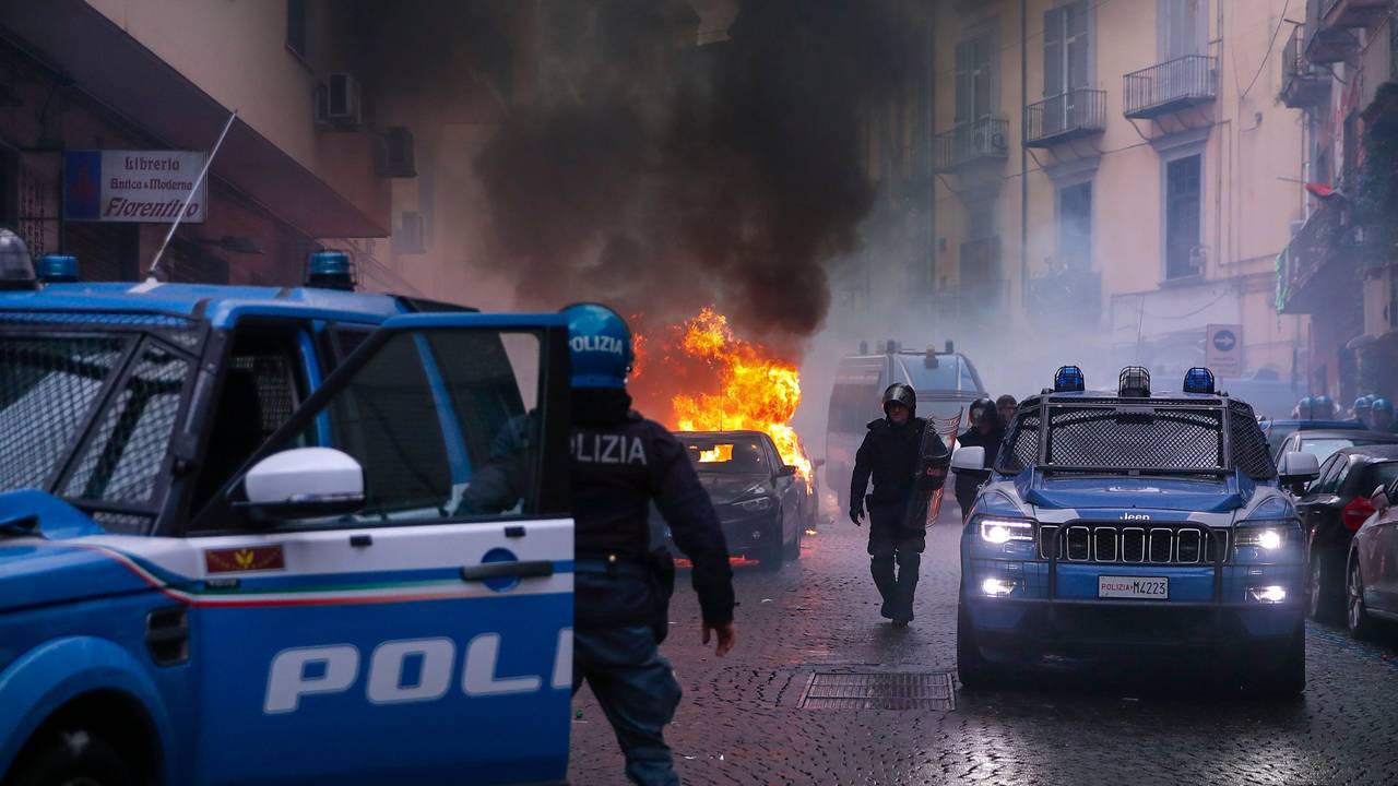 Vermummte Hooligans haben vor dem Spiel auf einer Straße ein Polizeiauto in Brand gesetzt.