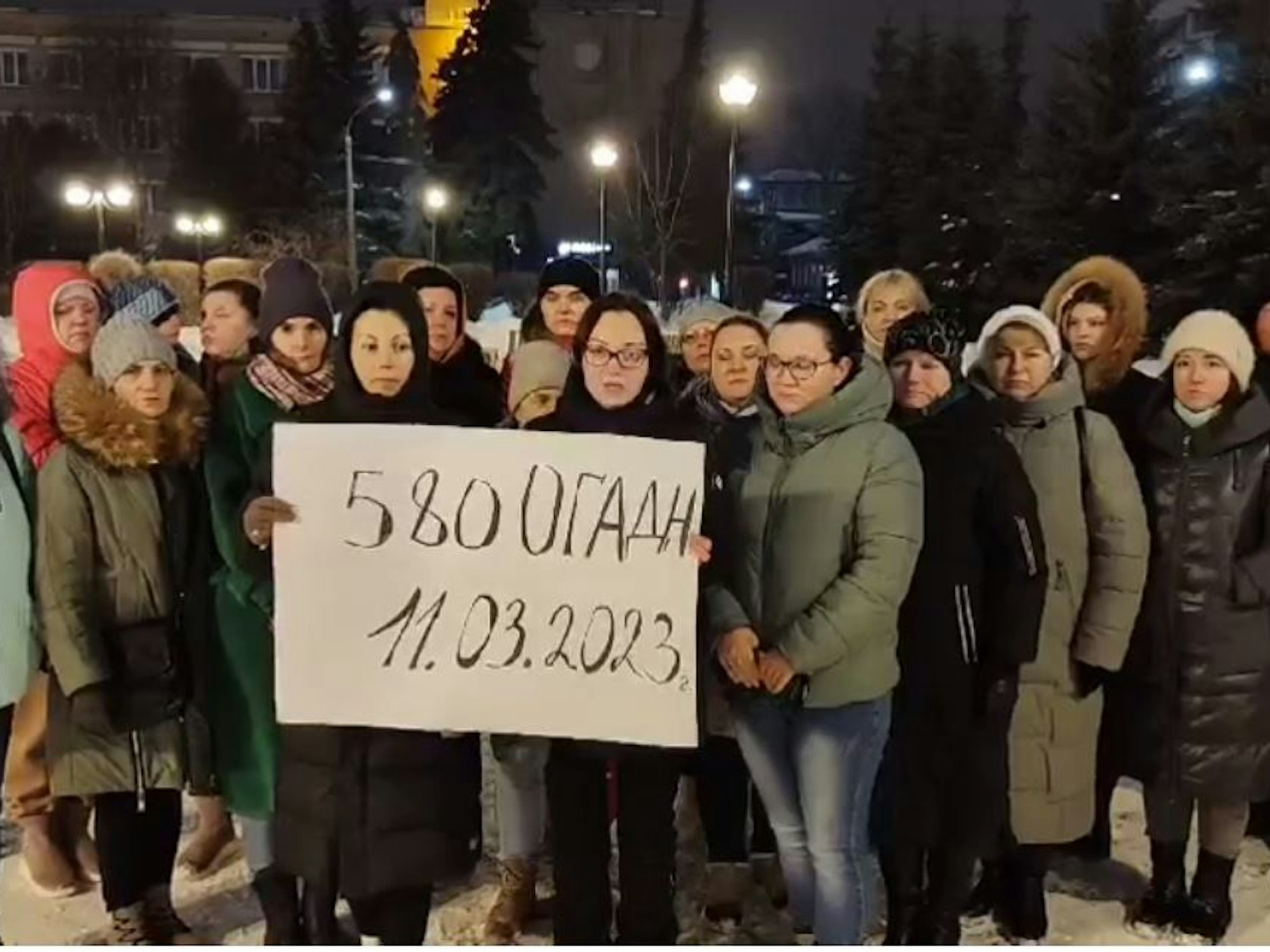 Eine Gruppe russischer Frauen und Mütter fordert Präsident Wladimir Putin in einem Video auf, ihre Ehemänner und Söhne nicht mehr „zur Schlachtbank“ zu schicken.