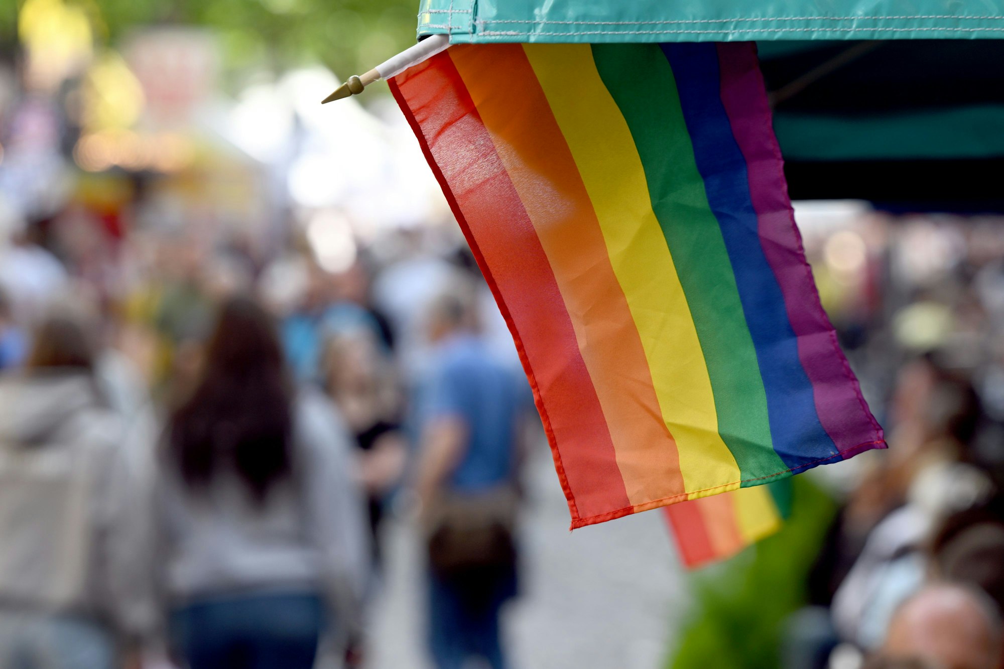 Das Bild von Juli 2022 zeigt eine Regenbogenflagge auf dem CSD in Köln.