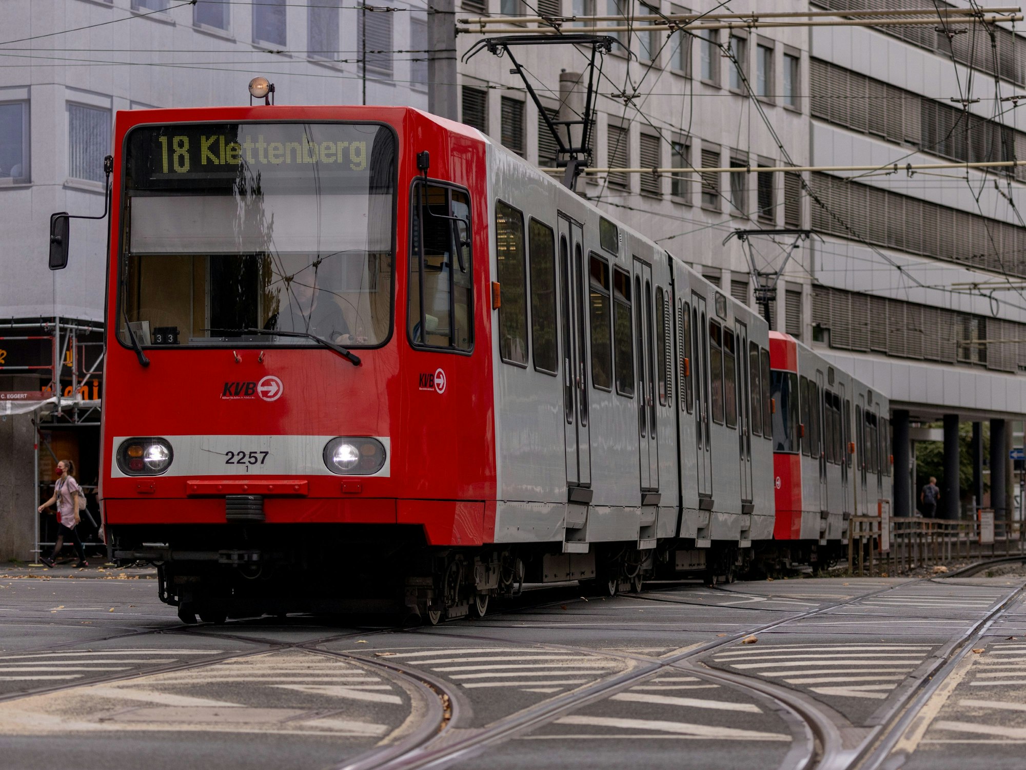 Eine KVB-Stadtbahnlinie 18 am Barbarossaplatz in Köln.