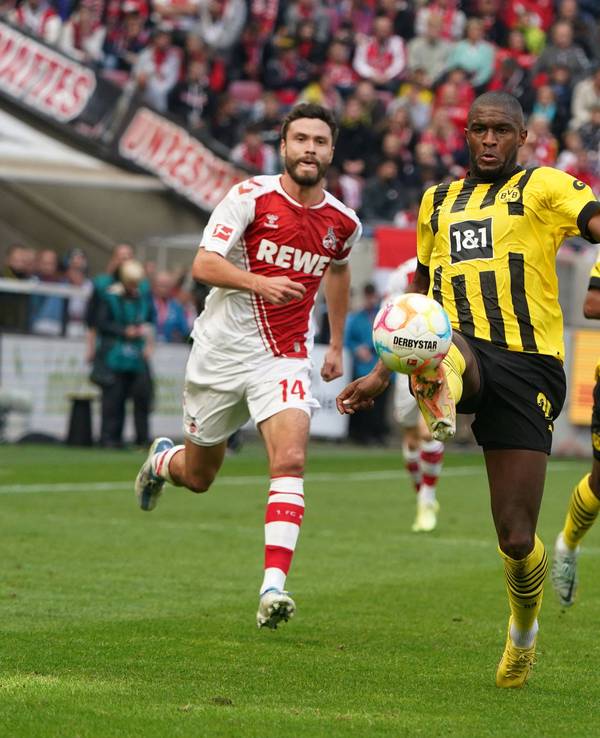 Anthony Modeste und Jonas Hector liefern sich ein Laufduell.