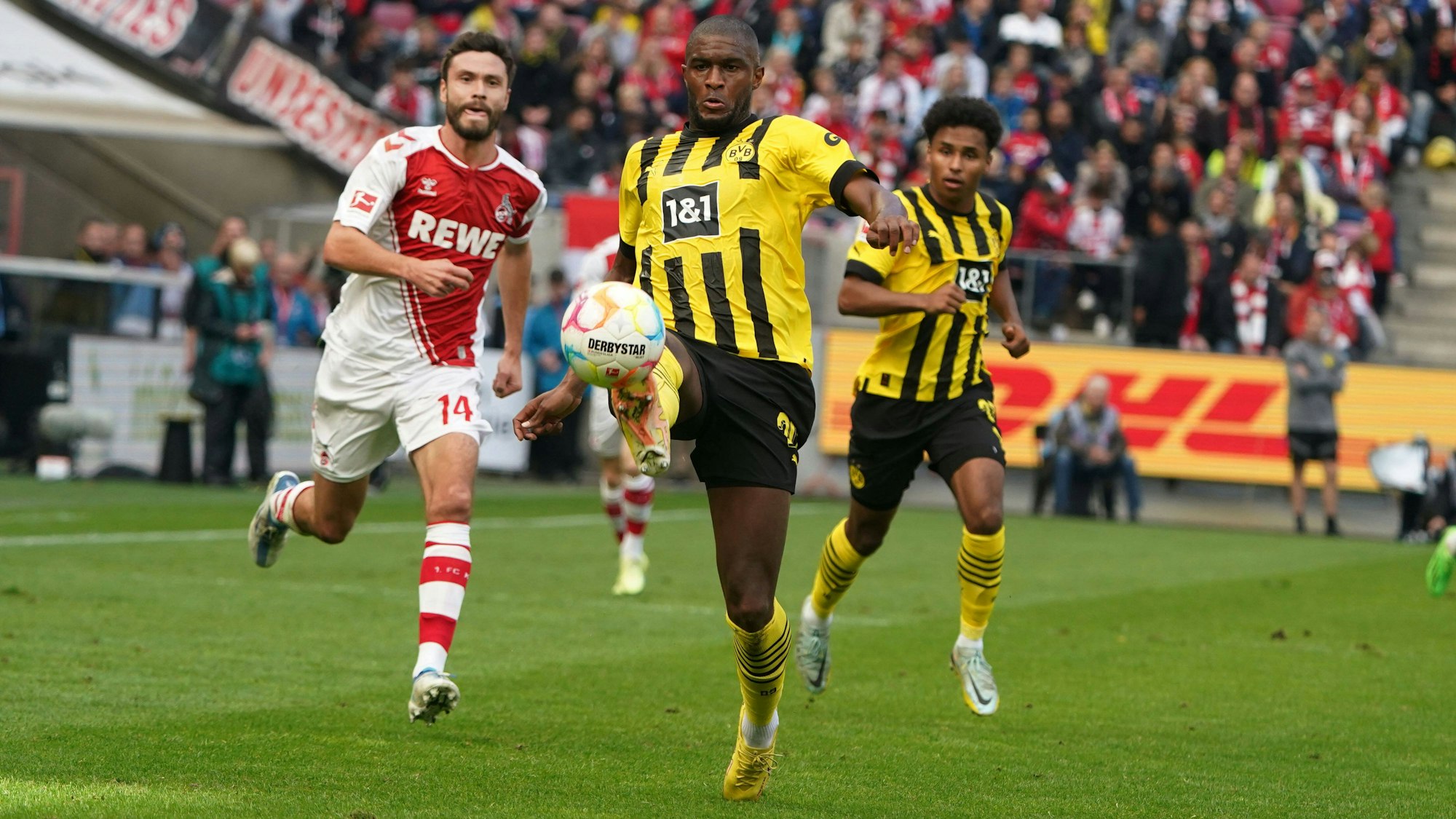 Anthony Modeste und Jonas Hector liefern sich ein Laufduell.