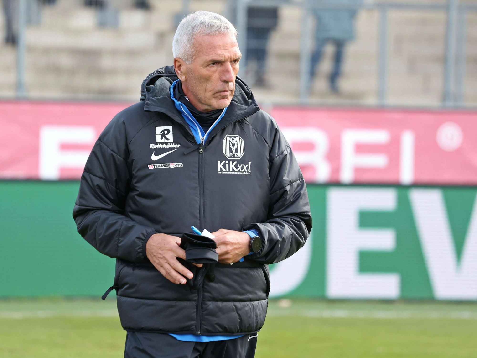 Trainer Ernst Middendorp vom SV Meppen geht über den Platz.