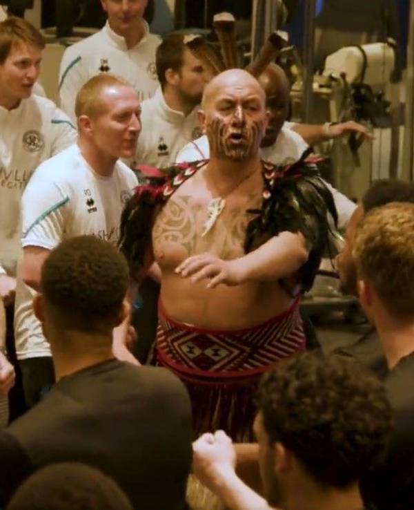 Die Spieler und Trainer der Queens Park Rangers machen einen Haka-Tanz.