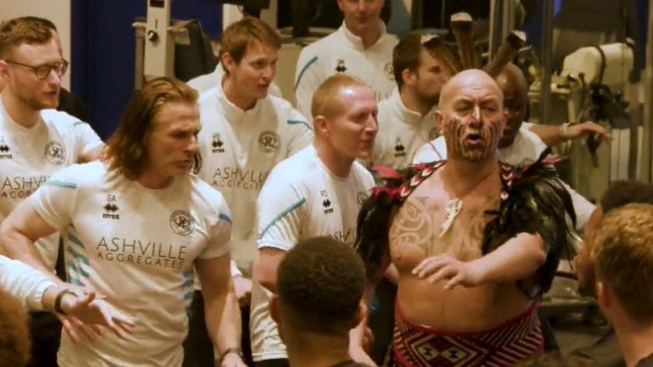Die Spieler und Trainer der Queens Park Rangers machen einen Haka-Tanz.