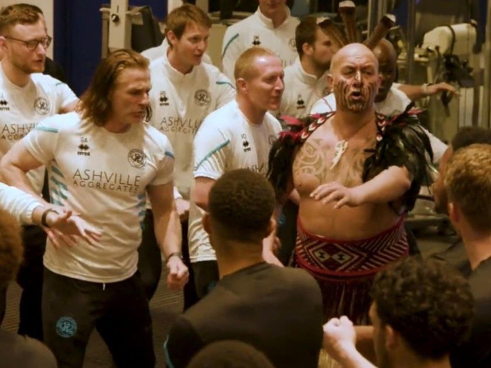 Die Spieler und Trainer der Queens Park Rangers machen einen Haka-Tanz.