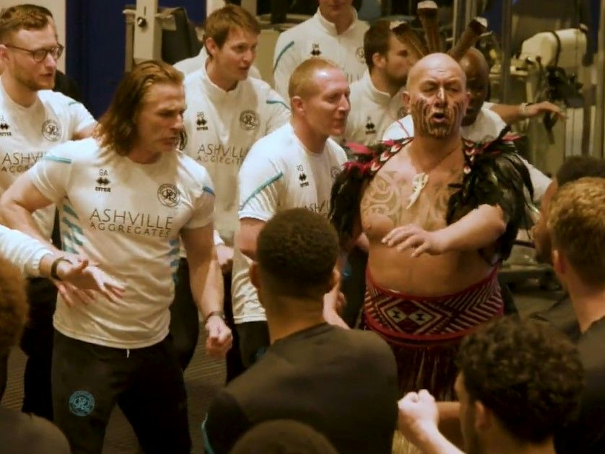 Die Spieler und Trainer der Queens Park Rangers machen einen Haka-Tanz.