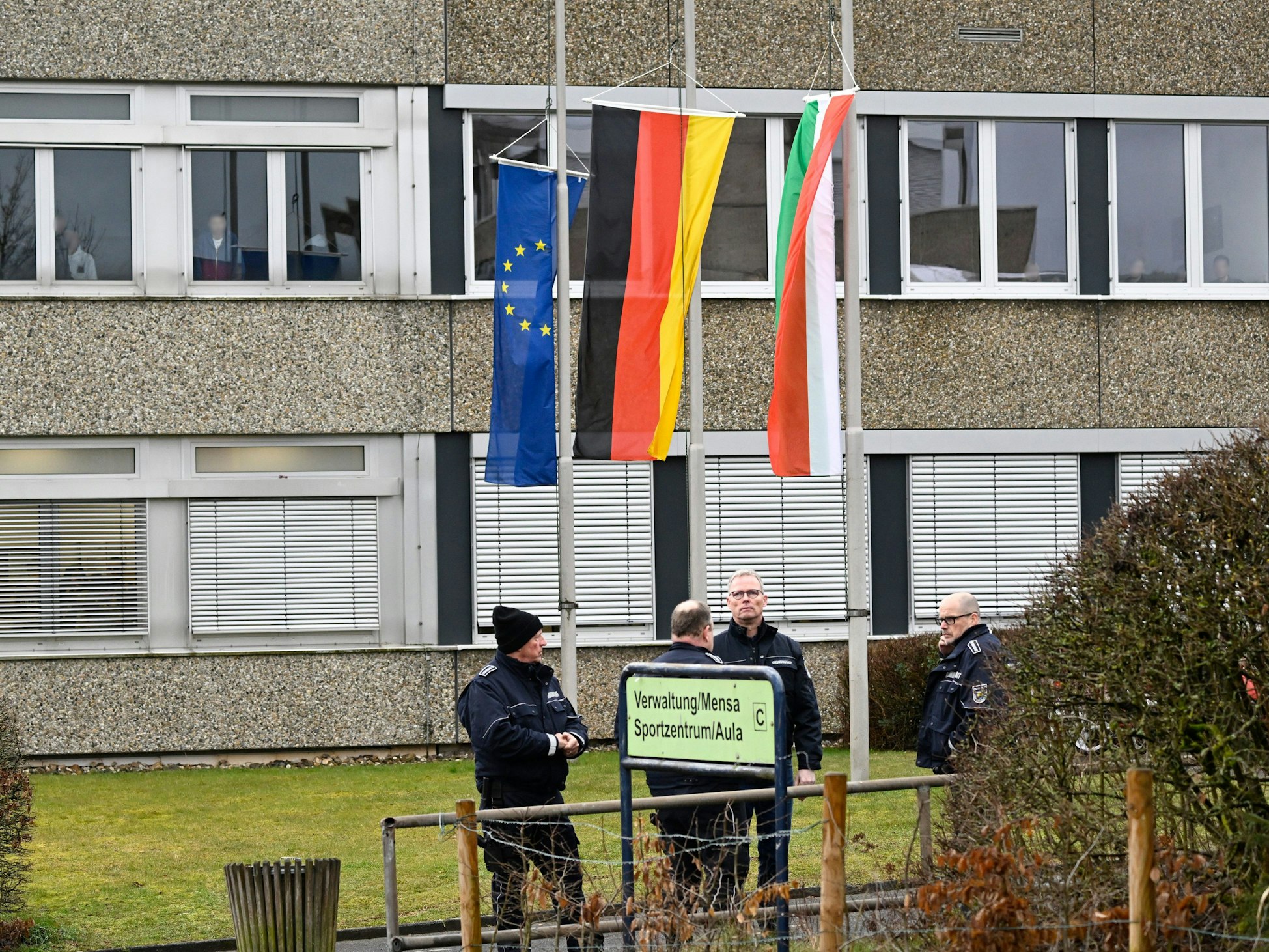Die Flaggen an der Esther-Bejarano-Gesamtschule in Freudenberg hängen am 13. März 2023 auf halbmast.