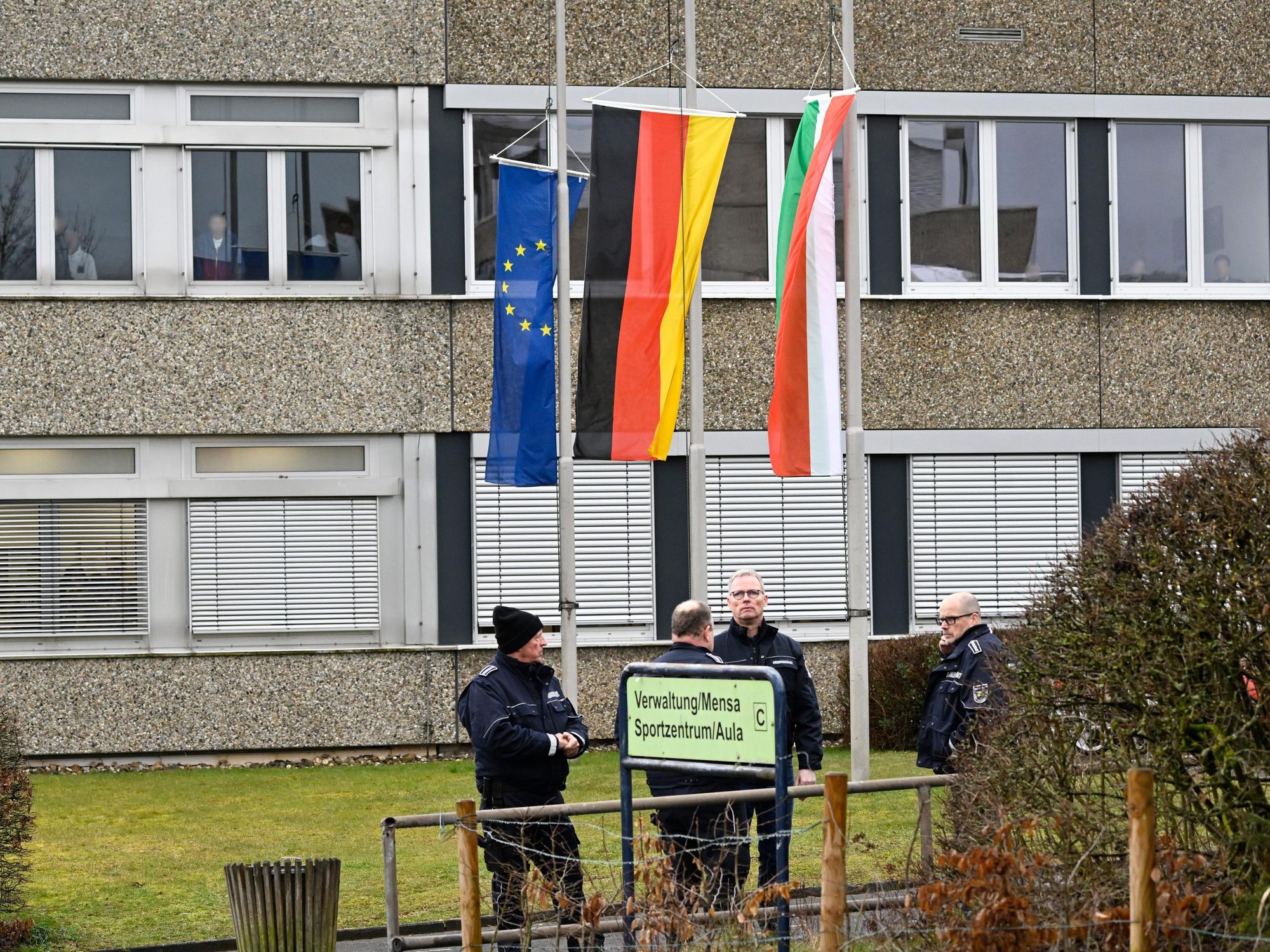 Die Flaggen an der Esther-Bejarano-Gesamtschule in Freudenberg hängen am 13. März 2023 auf halbmast.