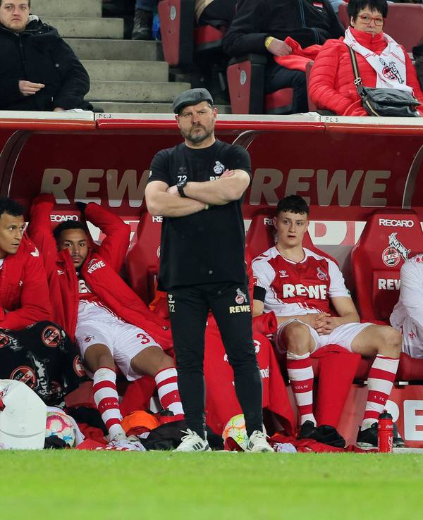 Steffen Baumgart steht bei der Heim-Pleite des 1. FC Köln gegen den VfL Bochum an der Seitenlinie.