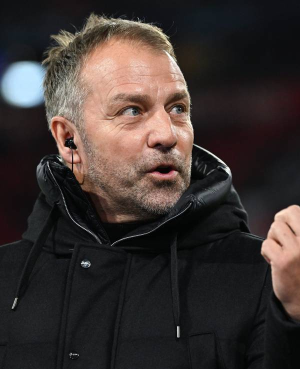 Hansi Flick steht am Spielfeldrand.