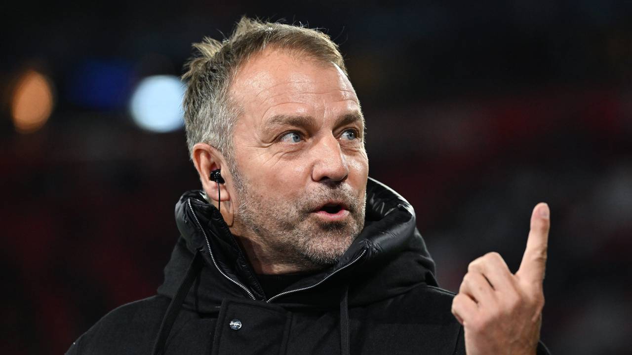 Hansi Flick steht am Spielfeldrand.