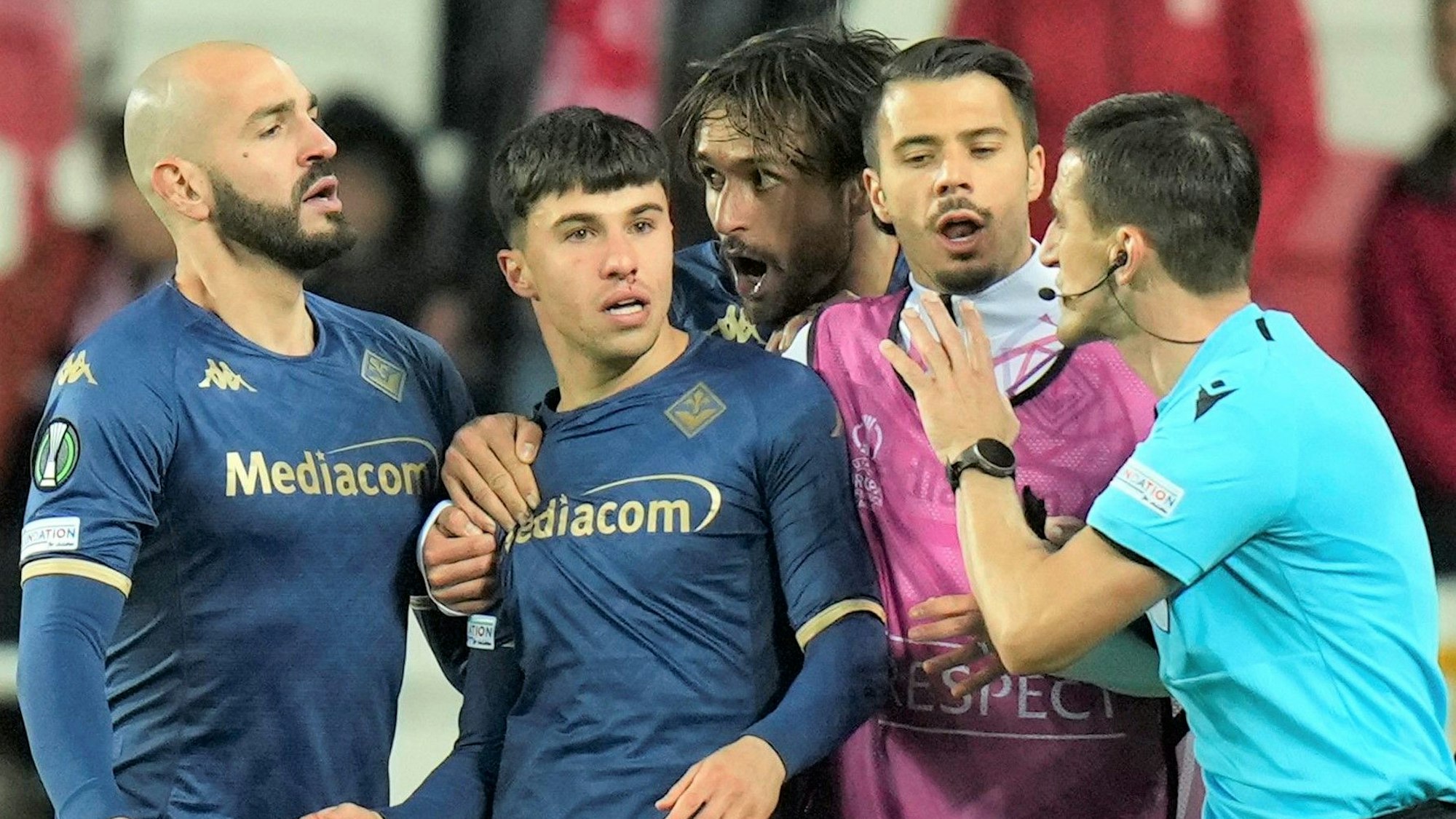 Teamkollegen und der Schiedsrichter reden beim Gastspiel bei Sivasspor auf den nach der Fan-Attacke sichtlich unter Schock stehenden Florenz-Profi Alessandro Bianco ein.