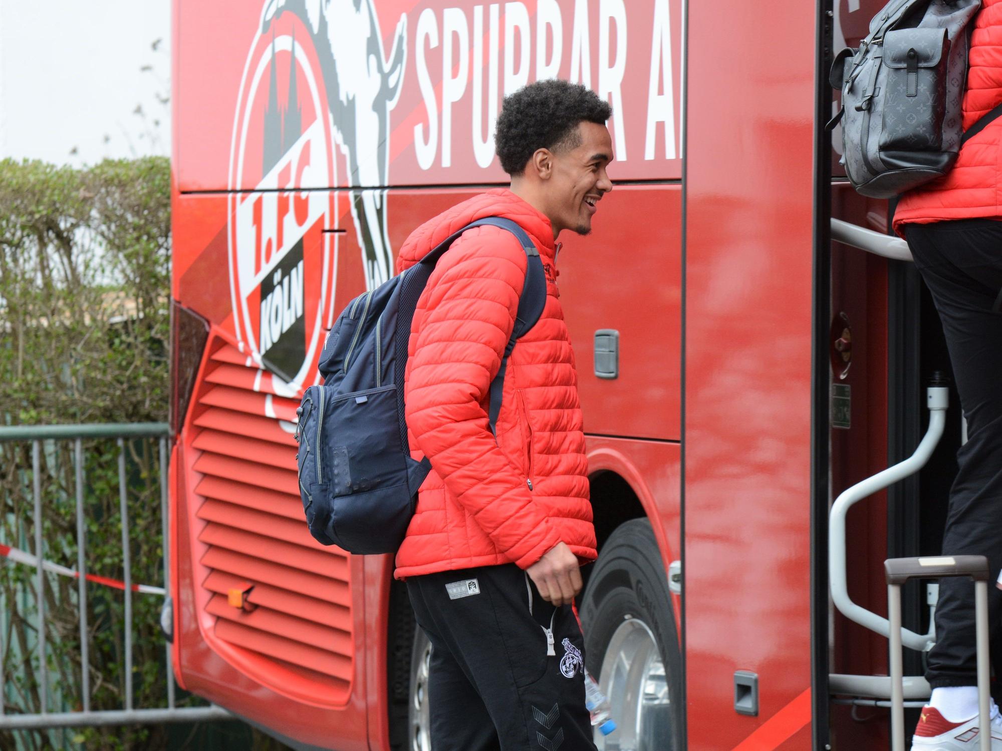 Damion Downs steigt in den Mannschaftsbus des 1. FC Köln.