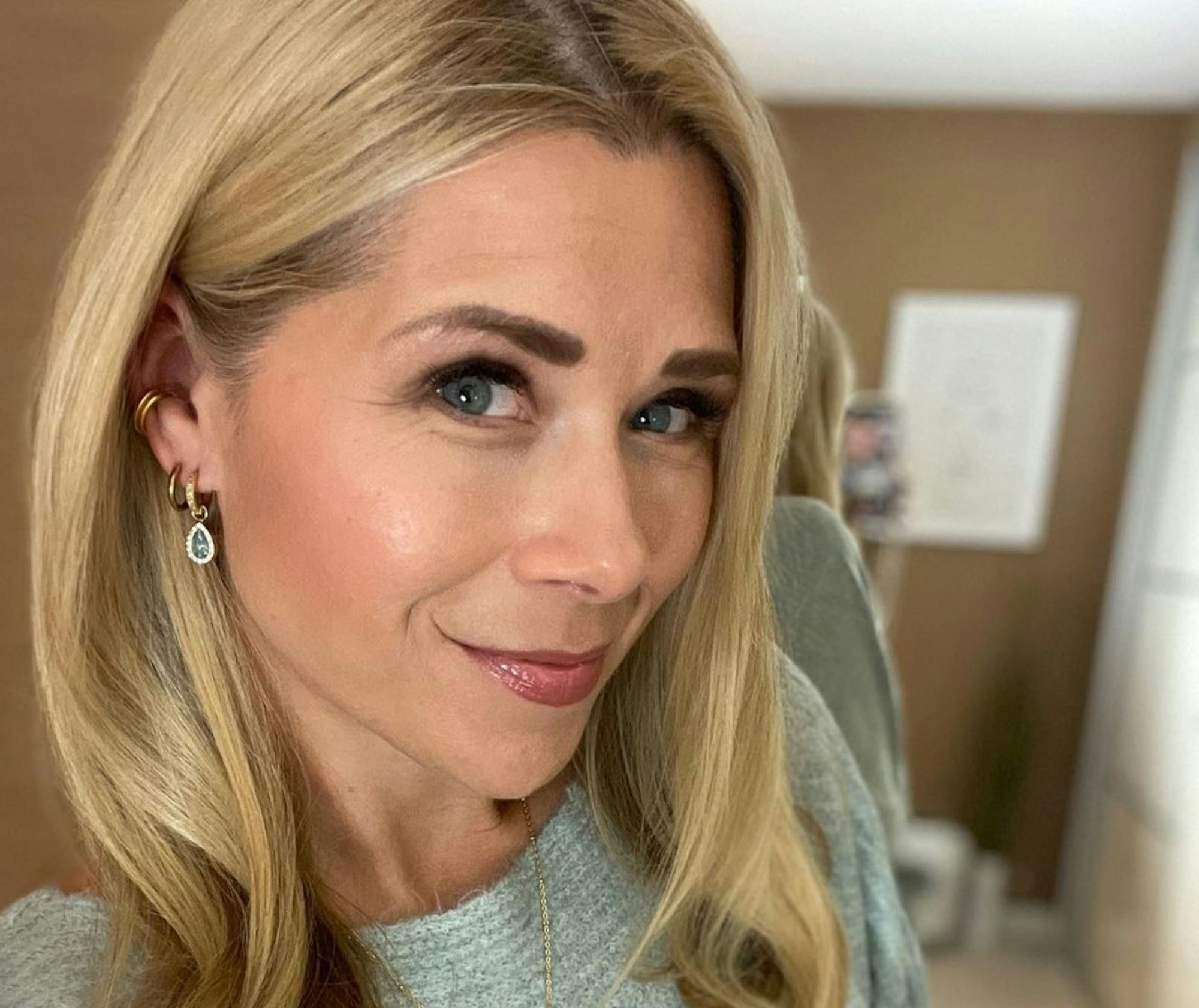 Tanja Szewczenko lächelt für ein Selfie in die Kamera.