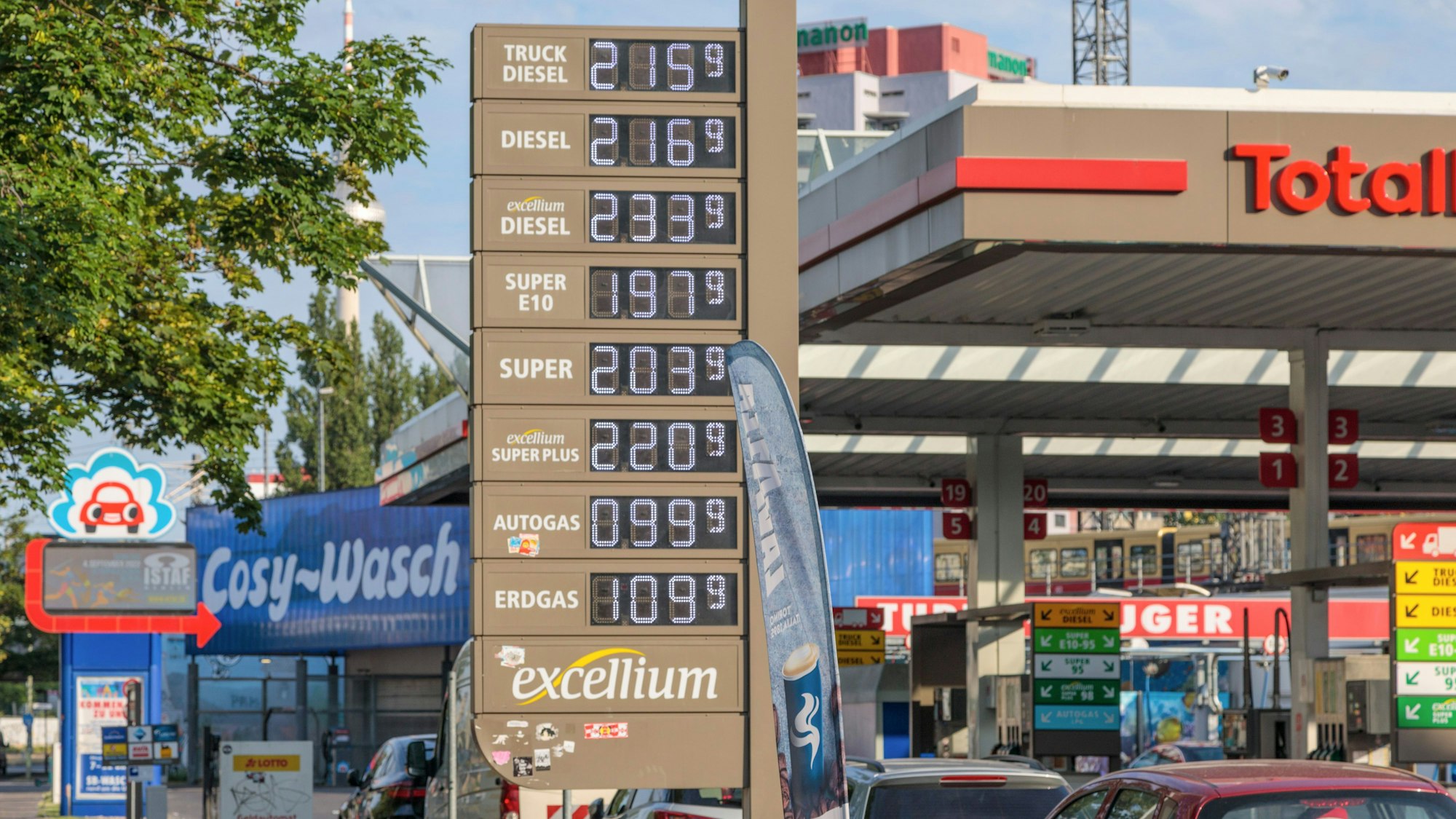 Autos stehen auf einer Total Tankstelle.
