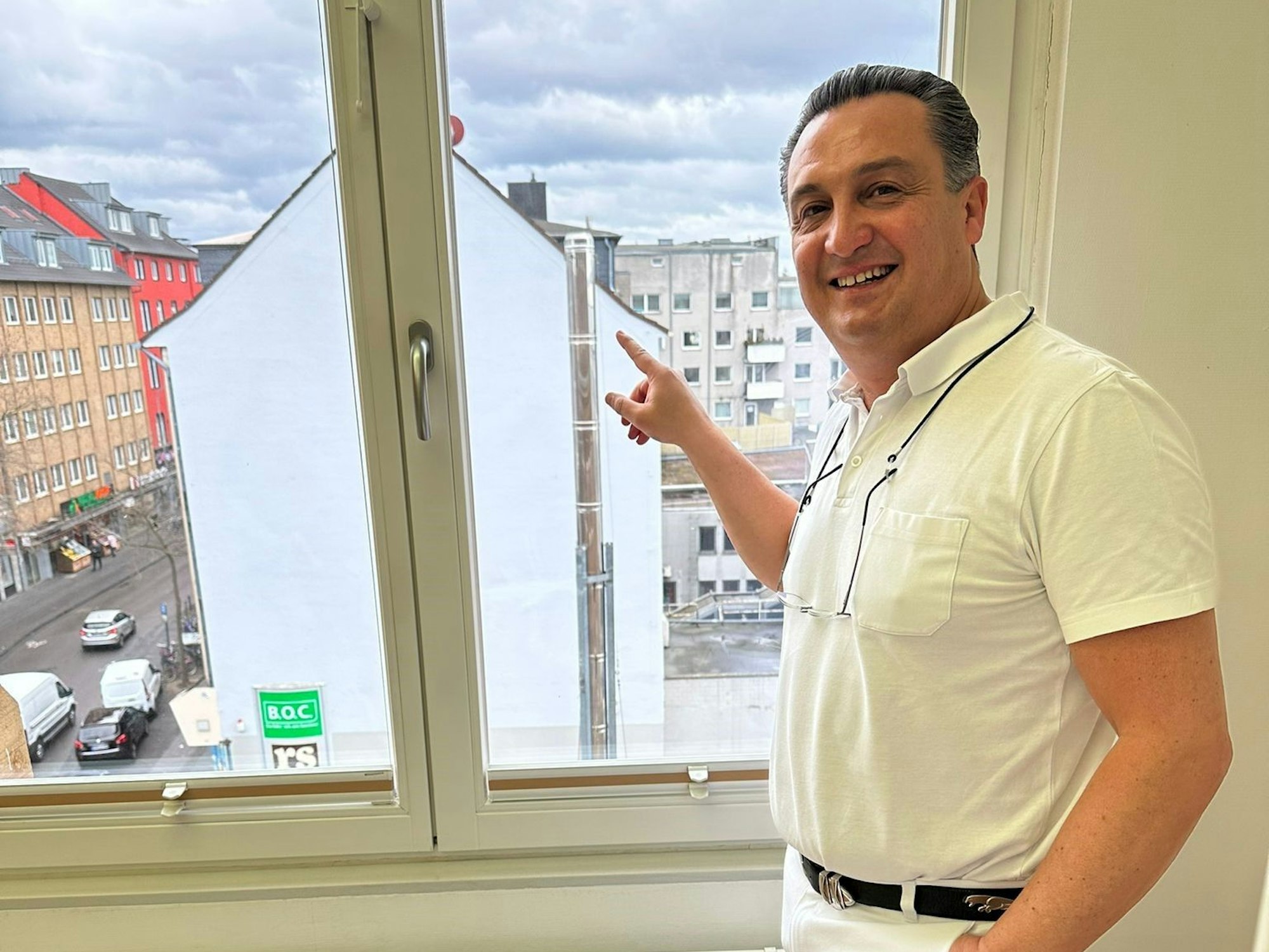 Zahnarzt Felix Schotland zeigt auf den Schornstein des Kebaplands.