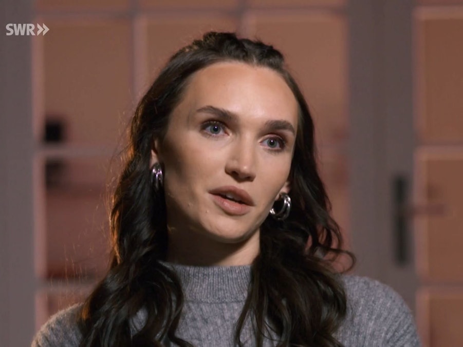 Anna Adamyan wird in ihrer TV-Doku für die ARD in Nahaufnahme gezeigt.