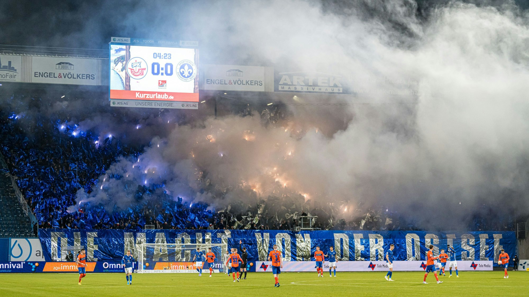 Die Fans von Hansa Rostock zünden im Zweitliga-Spiel gegen Darmstadt 98 Pyrotechnik.