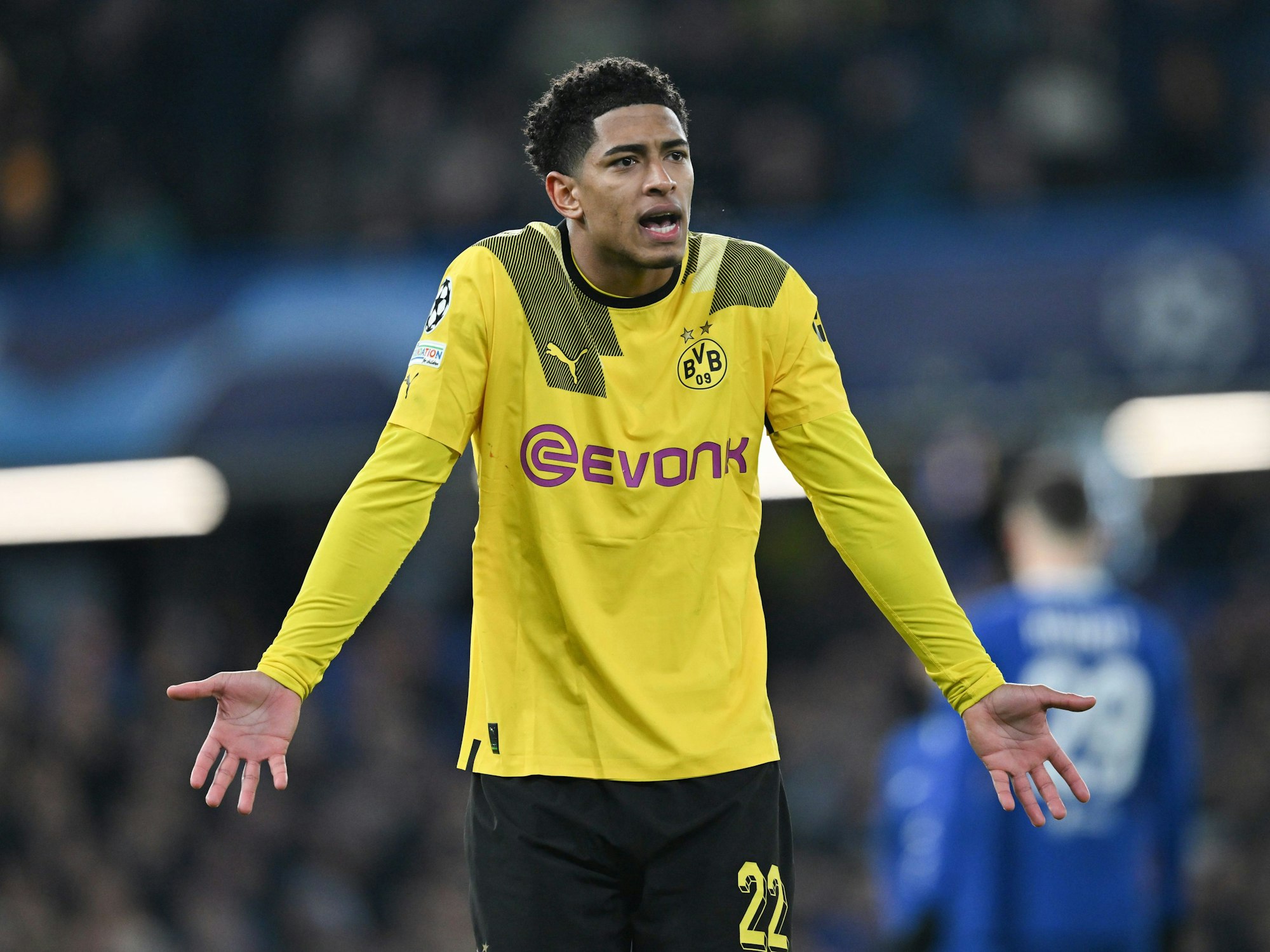 Dortmunds Jude Bellingham zuckt mit den Schultern.