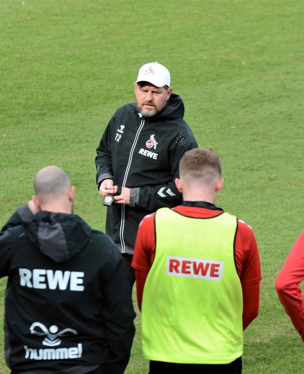Steffen Baumgart spricht nach dem Abschlusstraining zur Mannschaft des 1. FC Köln.