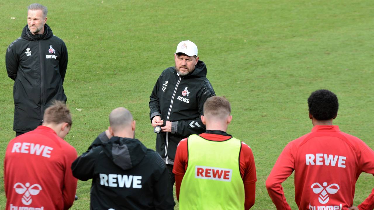Steffen Baumgart spricht nach dem Abschlusstraining zur Mannschaft des 1. FC Köln.