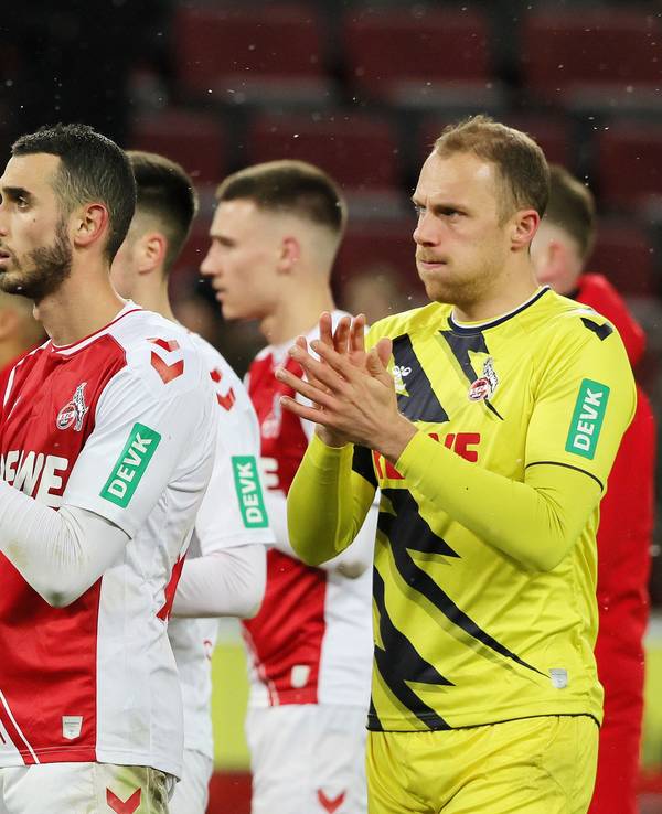Die Spieler des 1. FC Köln klatschen, um sich bei ihren eigenen Fans zu bedanken.
