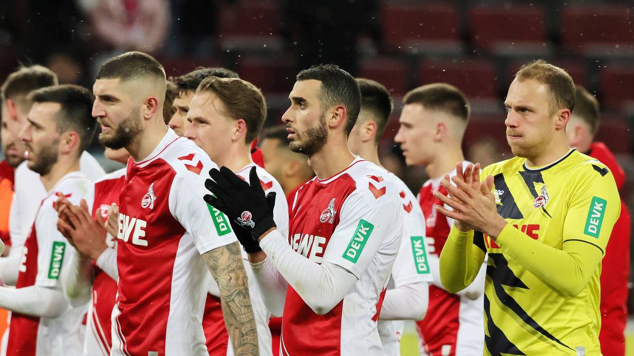 Die Spieler des 1. FC Köln klatschen, um sich bei ihren eigenen Fans zu bedanken.