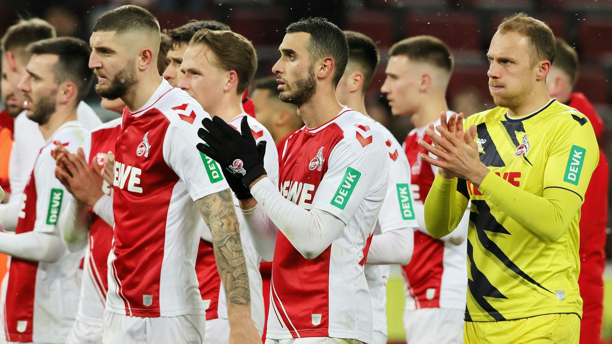 Die Spieler des 1. FC Köln klatschen, um sich bei ihren eigenen Fans zu bedanken.