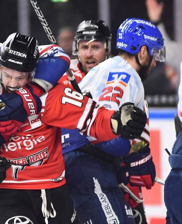 Ruppige Playoff-Zweikämpfe zwischen den Kölner Haien und Adler Mannheim.