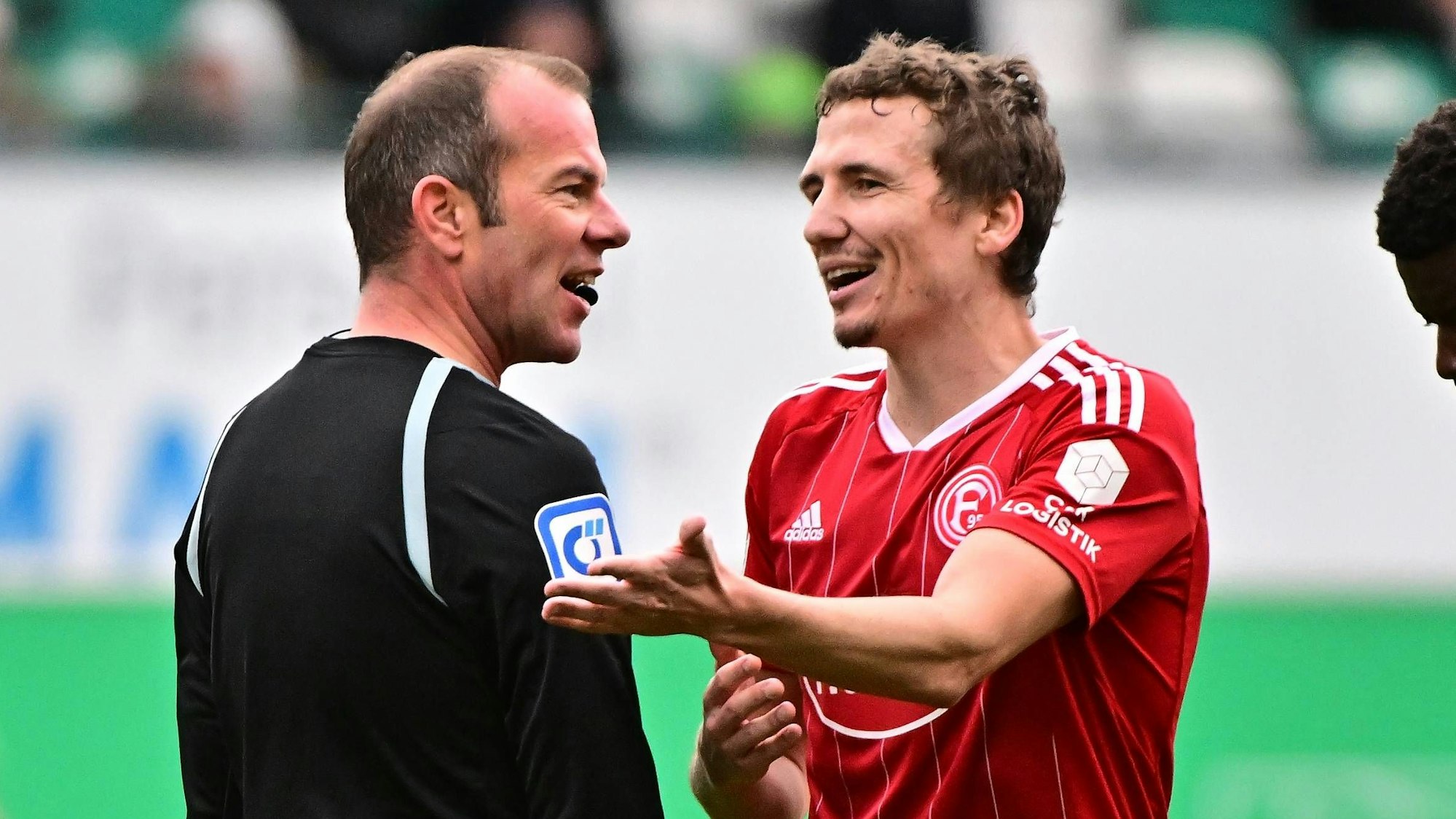 Marcel Sobottka im Gespräch mit Schiedsrichter Marco Fritz.