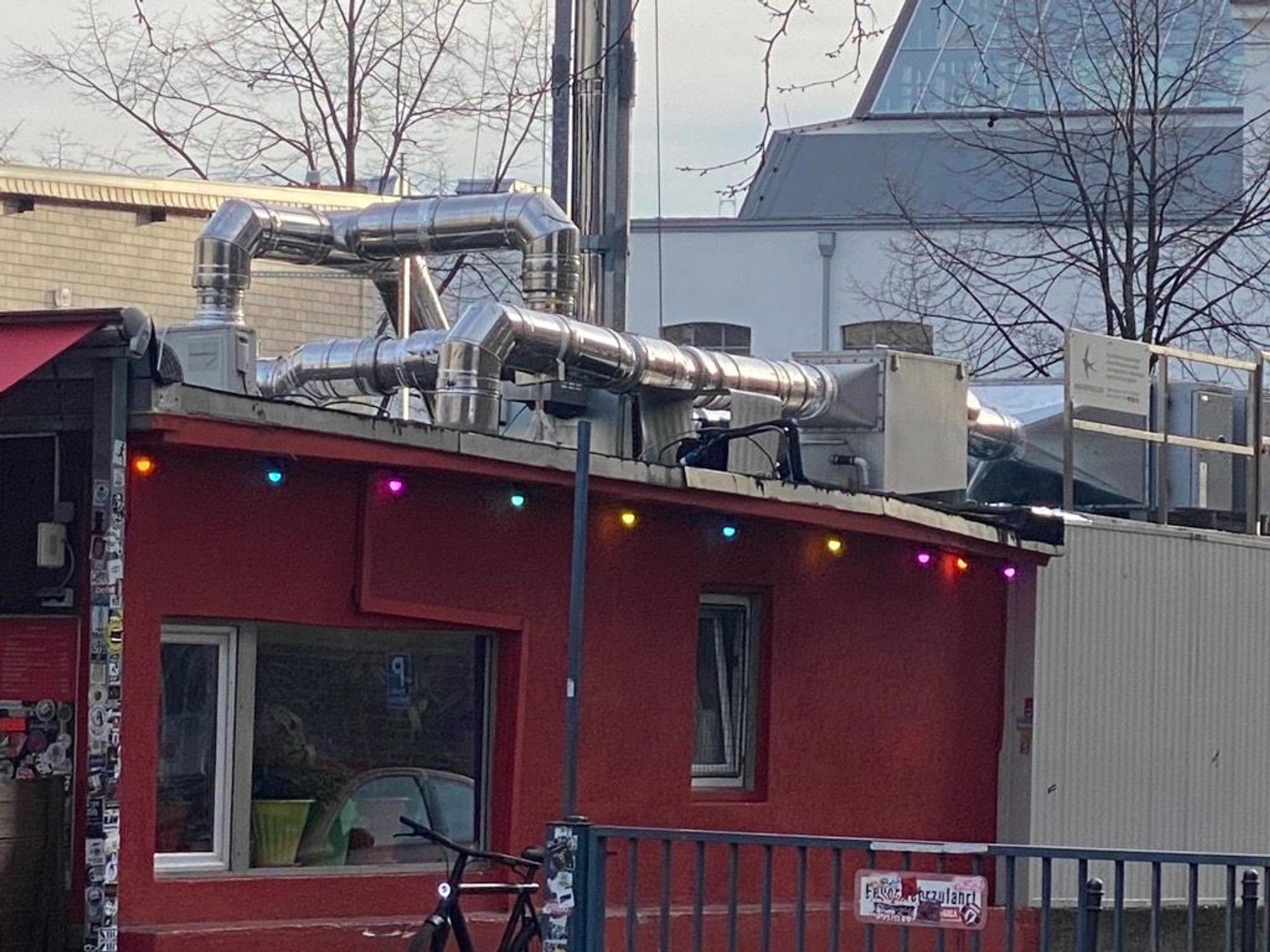 Die neue Filteranlage auf dem Dach des Kebaplands.