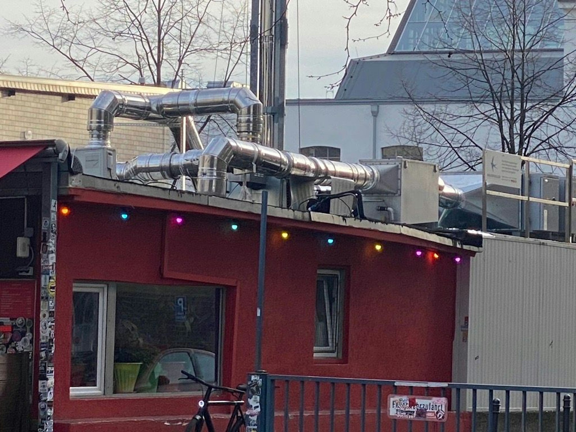 Die neue Filteranlage auf dem Dach des Kebaplands.