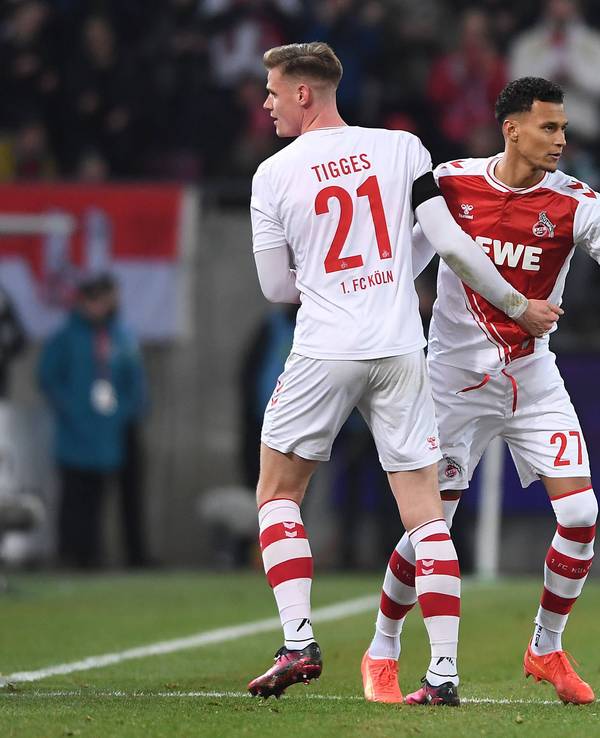 Davie Selke und Steffen Tigges klatschen bei einem Wechsel des 1. FC Köln ab.