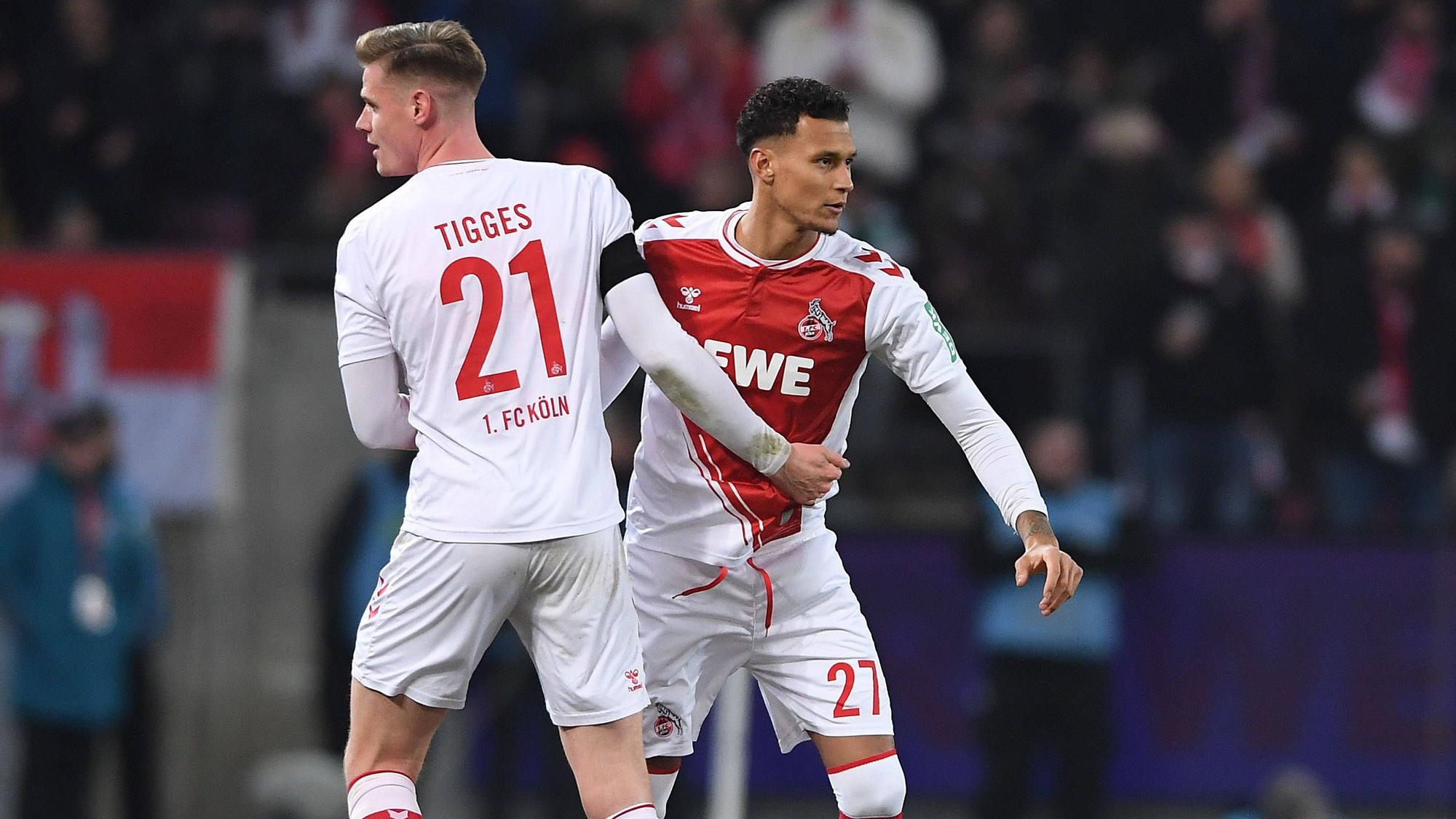 Davie Selke und Steffen Tigges klatschen bei einem Wechsel des 1. FC Köln ab.